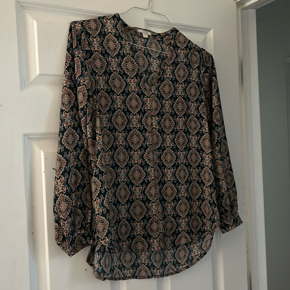 Patterned  long sleeve blouse with flattering v neck